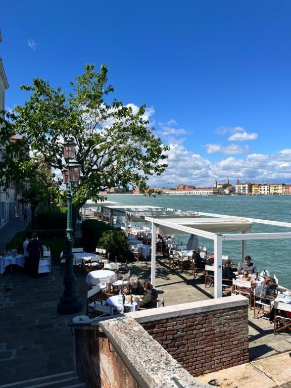 3 Windows On St Mark - Waterfront Apartment Венеция Экстерьер фото