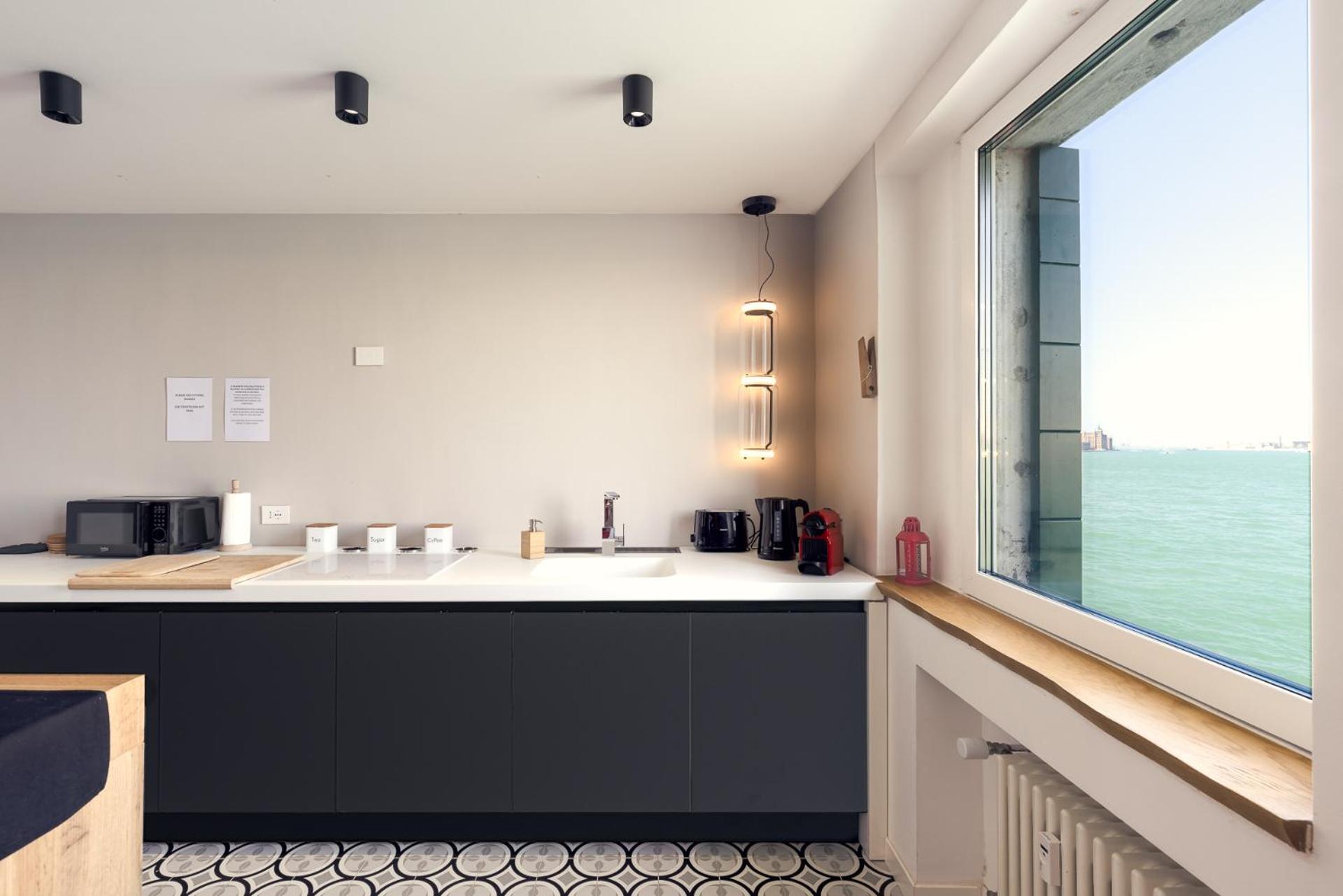 3 Windows On St Mark - Waterfront Apartment Венеция Экстерьер фото