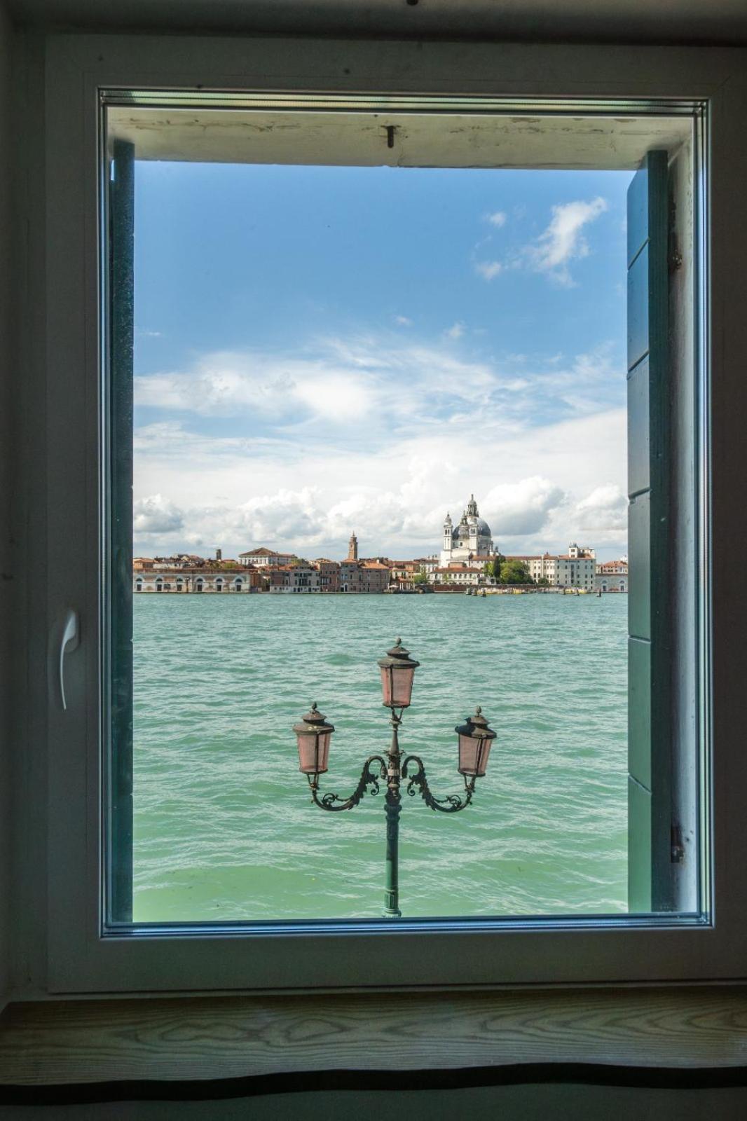3 Windows On St Mark - Waterfront Apartment Венеция Экстерьер фото