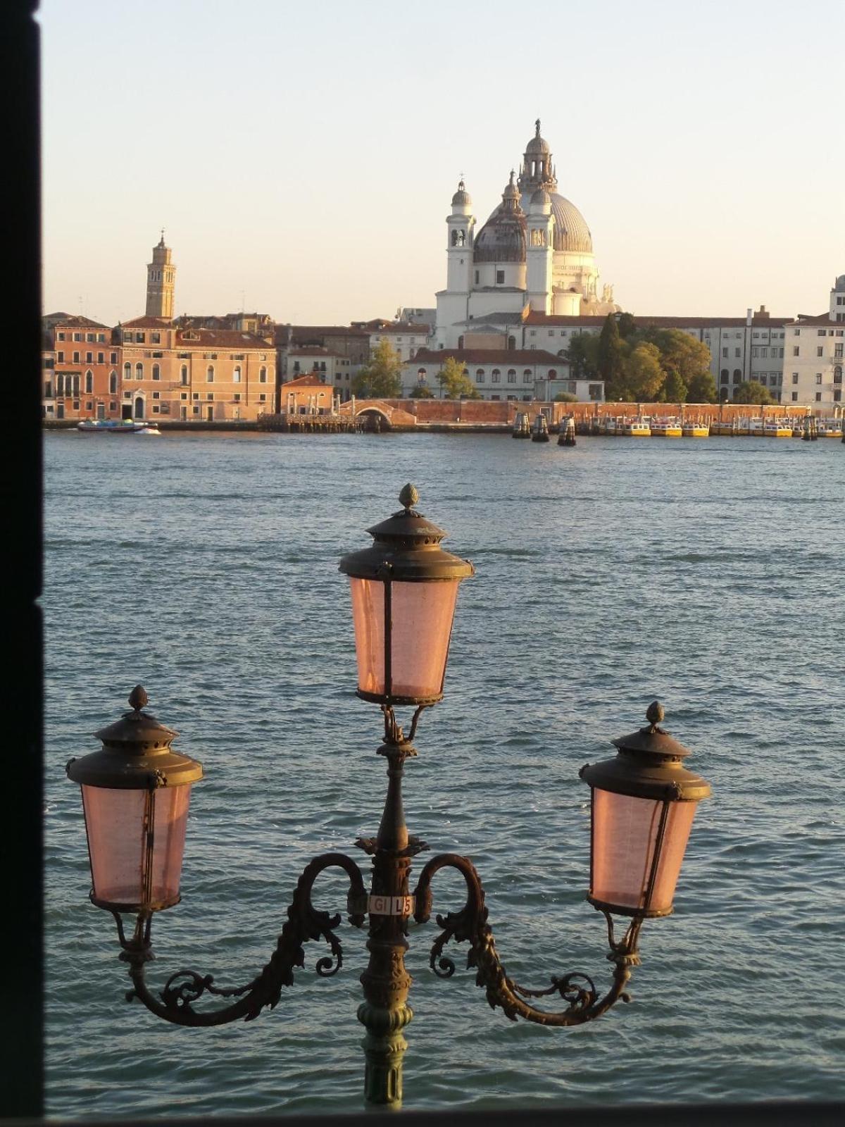 3 Windows On St Mark - Waterfront Apartment Венеция Экстерьер фото