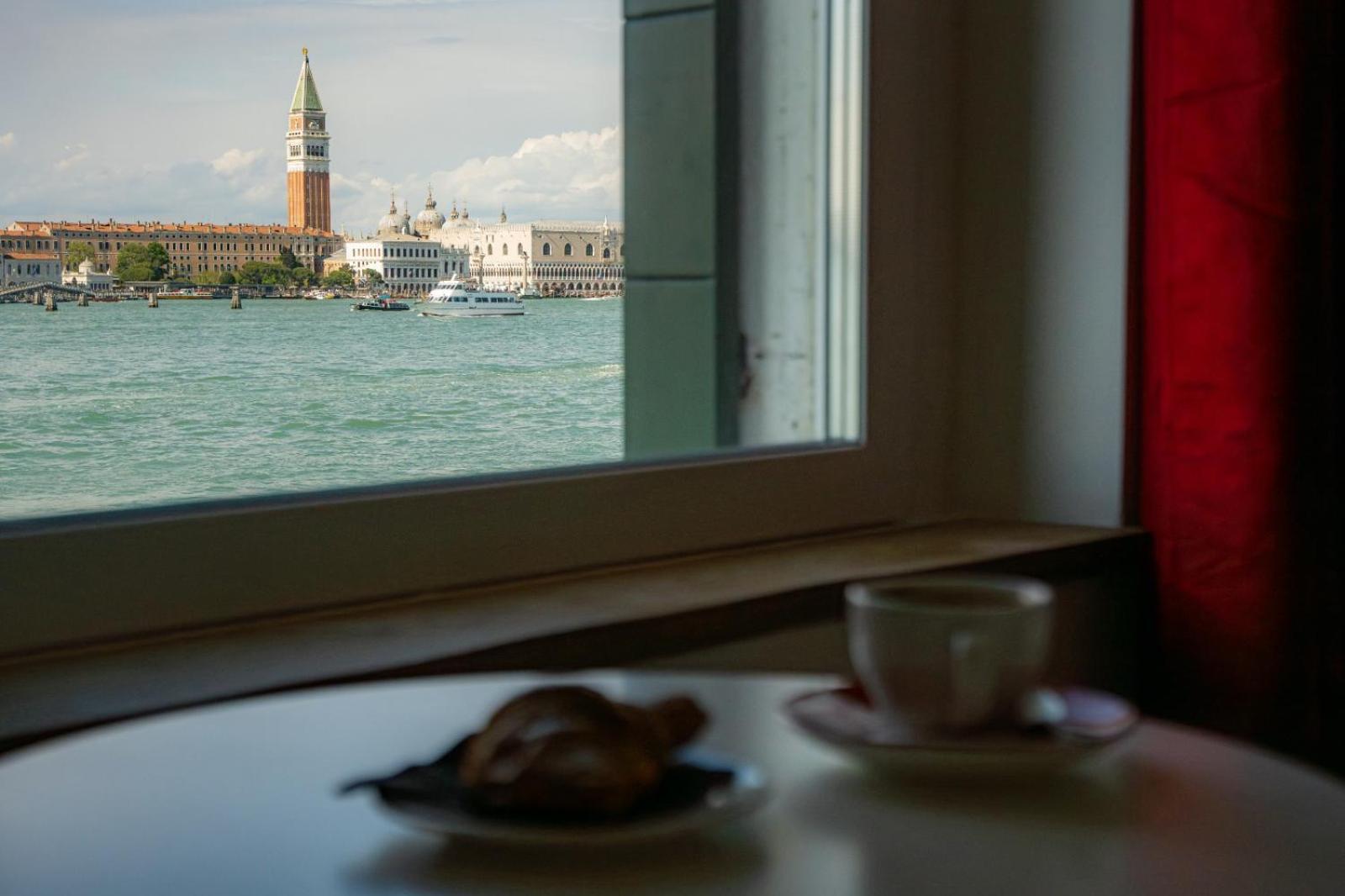 3 Windows On St Mark - Waterfront Apartment Венеция Экстерьер фото