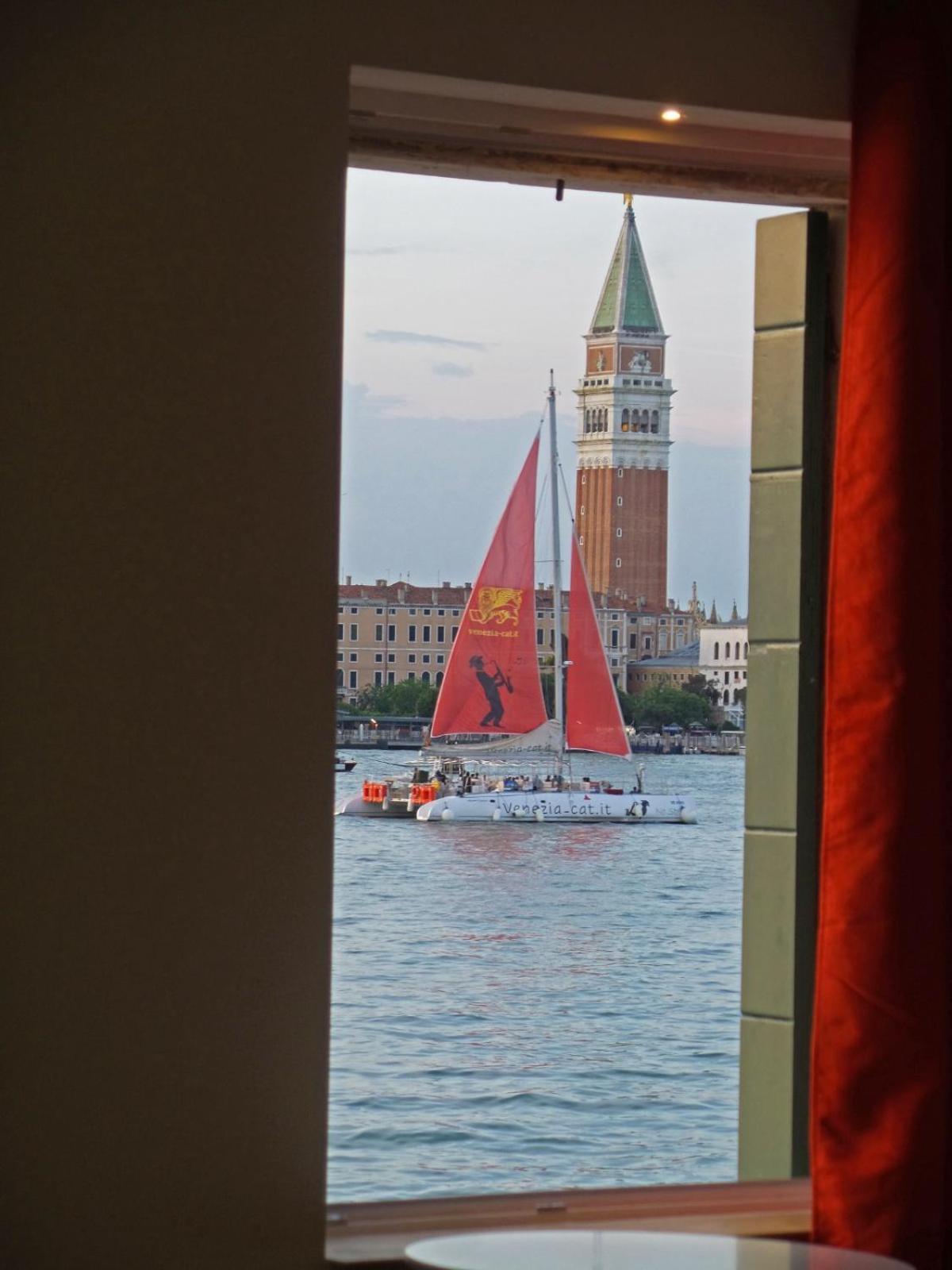 3 Windows On St Mark - Waterfront Apartment Венеция Экстерьер фото